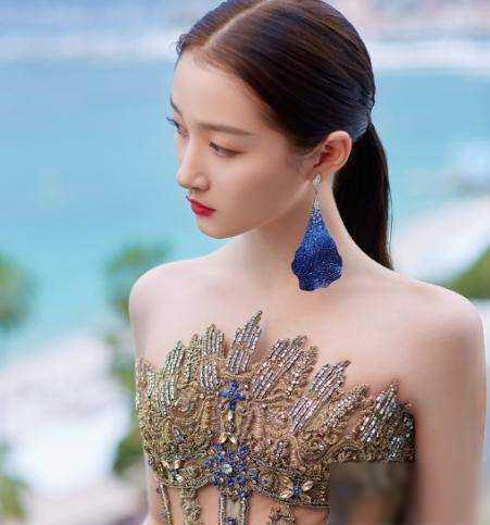 背景关晓彤,青春偶像的蜕变之路