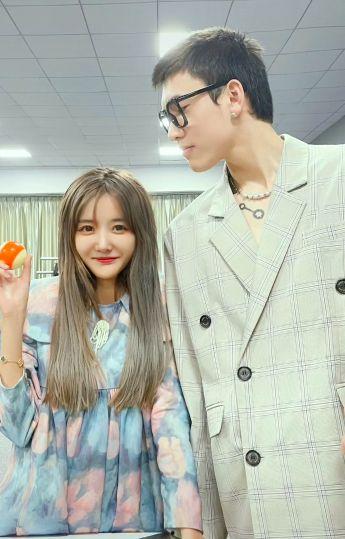 网红亲密互动,揭秘网络红人的真实友谊与情感纠葛